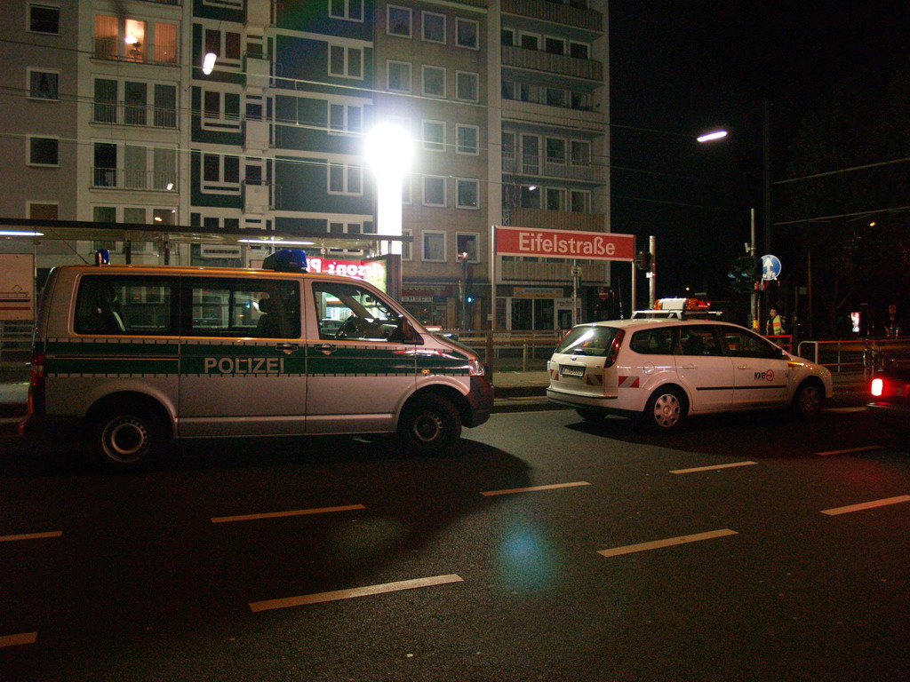 Person unter KVB Bahn Koeln Eifelstr P24.JPG